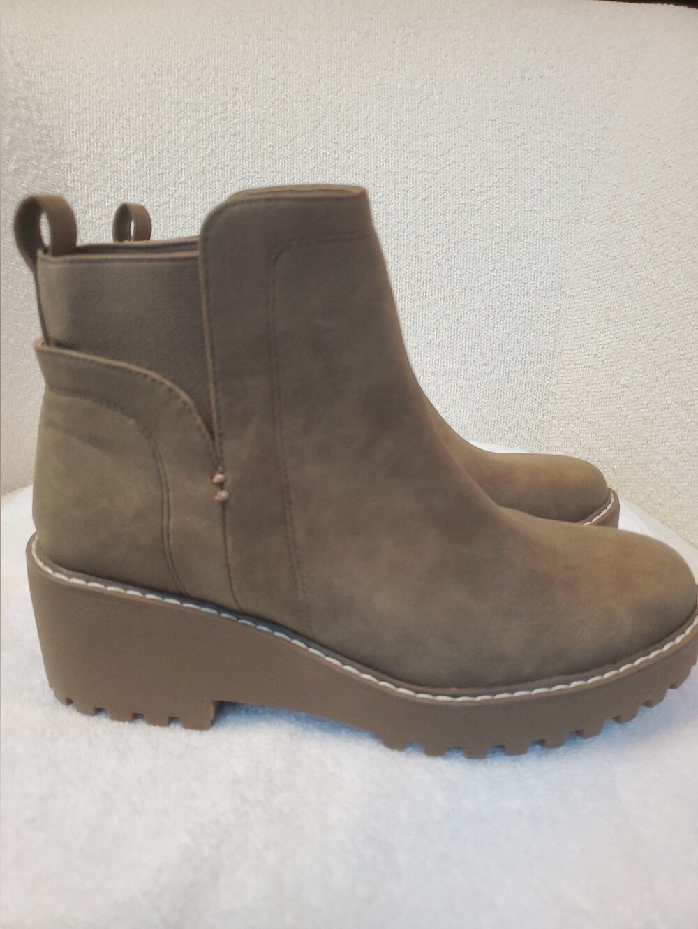 DV by Dolce Vita Women's Rancher Wedge Platform Taupe Brown Boot Size 7 Slip On - Picture 1 of 9